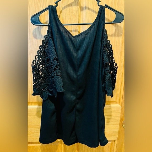 🥳HP🥳NWOT Contrast Guipure Lace Cold Shoulder Top in Black w/ Quarter Zip Front - Picture 13 of 13